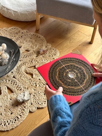 Melanie - Feng Shui Beraterin - mit Kompass bei einer Messung