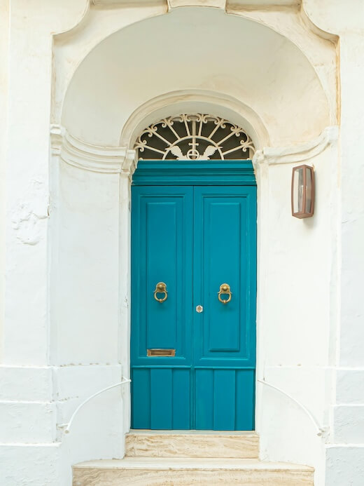 Blaue Haustür mit weißer Wand